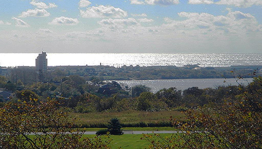 Montauk Manor Hotel Exterior foto View of the Atlantic Ocean from the park