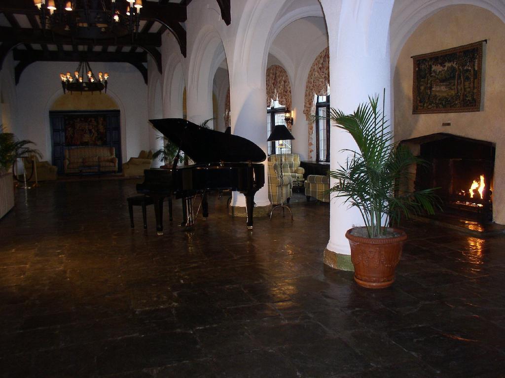 Montauk Manor Hotel Exterior foto The lobby of the Hotel del Monte