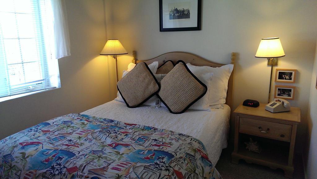 Montauk Manor Hotel Exterior foto A bedroom at the Inn at the Opera